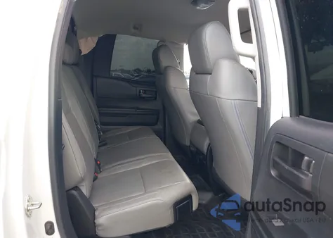 2018 Toyota Tundra Sr 4.6L V8 z USA, uszkodzony, nr VIN 5TFRM5F10JX125310
